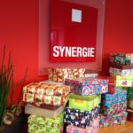 Schuhkartons voller Geschenke für bedürftige Kinder sammelt aktuell der Personalexperte SYNERGIE.