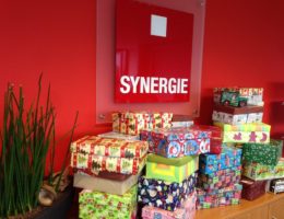 Schuhkartons voller Geschenke für bedürftige Kinder sammelt aktuell der Personalexperte SYNERGIE.