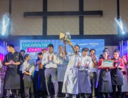 Grund zum Feiern - Banyan Tree Phuket Chef Chandra beim Charity Dinner "Battle of the Chefs" (Bildquelle: @Banyan Tree Hotels & Resorts)