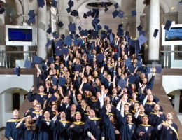 166 Absolventen feiern ihren Masterabschluss
