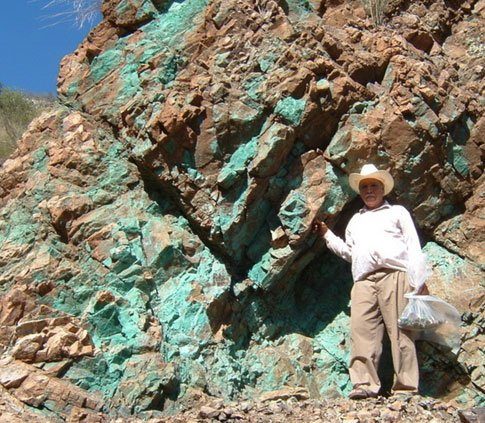 Kupfervererzung auf Santo Tomas; Foto: Oroco Resource