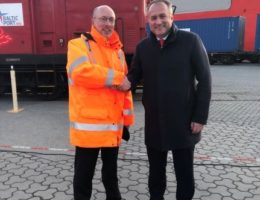 V.l.n.r.: C. Pegel (MV-Wirtschaftsminister) und A. Grom (CEO von UTLC ERA) im Mukran Port auf Rügen.