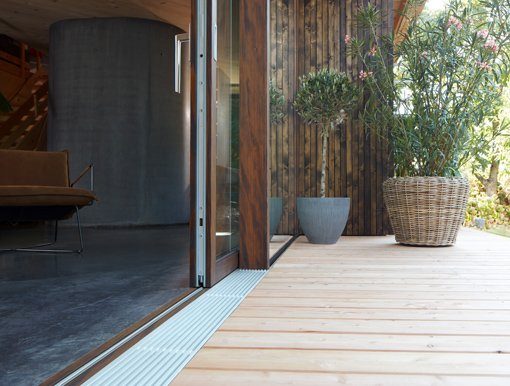 In Holz besonders gut umsetzbar: Terrassentüren ohne Schwellen. (Bildquelle: Bundesverband ProHolzfenster/Siegenia)