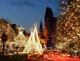 Berlin Lichterfahrt im Advent mit Bummel über den Weihnachtsmarkt vor dem Schloss Charlottenburg