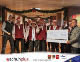 Übergrößenhändler schuhplus übergibt Spende an das Caritas Orchester Altenoythe