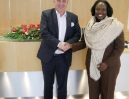Bernhard Steppe begrüßte Angolas Gesundheitsministerin Silvia Lutucuta bei Wolf in Mainburg. (Bildquelle: Wolf GmbH)