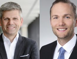 Dr. Stephan Theis (links) und Philip Würfel (rechts) - bisheriger und neuer Geschäftsführer der econ (Bildquelle: econ solutions)