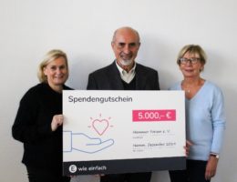 Bettina Donges von E WIE EINFACH (links) überreicht den Scheck in Höhe von 5.000 Euro an Dr. Theophy