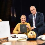 Barbara Schöneberger und Hubertus Meyer-Burckhardt präsentieren die Auktionsutensilien _ Verwendung honorarfrei (c)Uwe Ernst