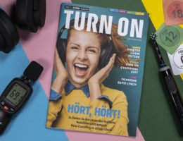 Jetzt in allen deutschen SATURN Märkten: das neue Print-Magazin TURN ON