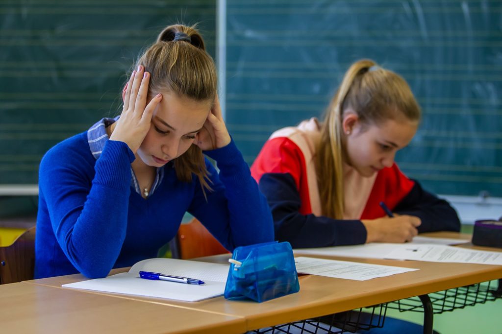 Stress in der Schule kann zum Blackout bei wichtigen Prüfungen und Klassenarbeiten führen.
