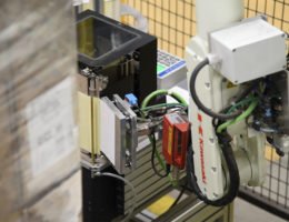 Der REA LABEL DS Durchlaufdruckspender erhöht den Automatisierungsgrad in der Produktion.