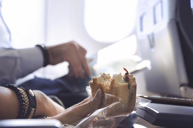 Für Flüge innerhalb der EU gelten andere Vorschriften für mitgebrachte Snacks als außerhalb der EU. (Bildquelle: ERGO Group)