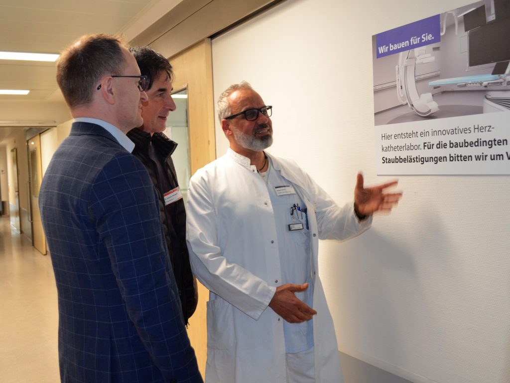 Auf dem Bauschild kann das neue Herzkatheterlabor schon besichtigt werden: Norman Schaaf