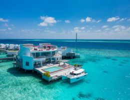 Shades of blue: Die LUX* Overwater Retreats mit eigenem Bootsanleger (Bildquelle: @LUX* North Male Atoll Resort & Villas)