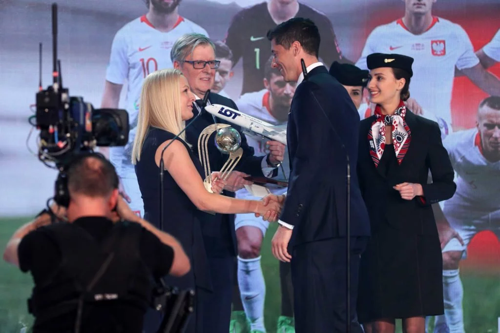 LOT Polish Airlines ehrt Stürmerstar Robert Lewandowski als Polens "Fußballer des Jahres".