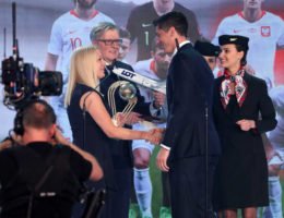 LOT Polish Airlines ehrt Stürmerstar Robert Lewandowski als Polens "Fußballer des Jahres".