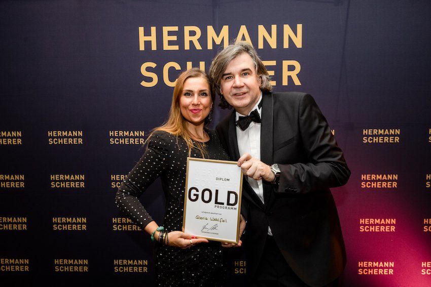 Hermann Scherer überreicht Gloria Wohlfeil ihre Gold-Auszeichnung (Bildquelle: @Dominik Pfau)
