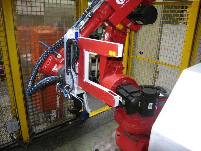 Der seitlich zum Rollgang platzierte Roboter scannt den gesamten Rohrumfang über 360 Grad.