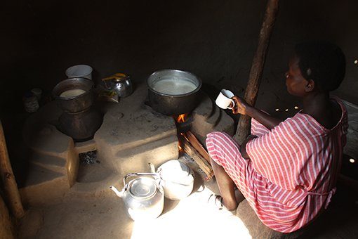 Klimaschutzprojekt: „Weniger Abholzung des Regenwaldes dank effizienten Kochern in Kenia" (Bildquelle: myclimate – www.myclimate.de)