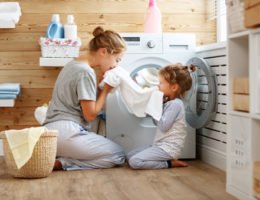 Dank des Hygiene-Reinigers gehören unangenehme Gerüche der Wäsche der Vergangenheit an. (Bildquelle: epr/Getty images/delta pronatura)