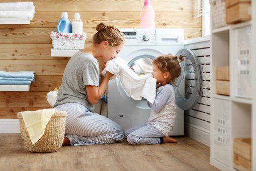Dank des Hygiene-Reinigers gehören unangenehme Gerüche der Wäsche der Vergangenheit an. (Bildquelle: epr/Getty images/delta pronatura)