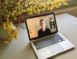 Dr. Martina Aßmann bei einer Online-Meditation – verbunden sein von Bayern bis Hamburg