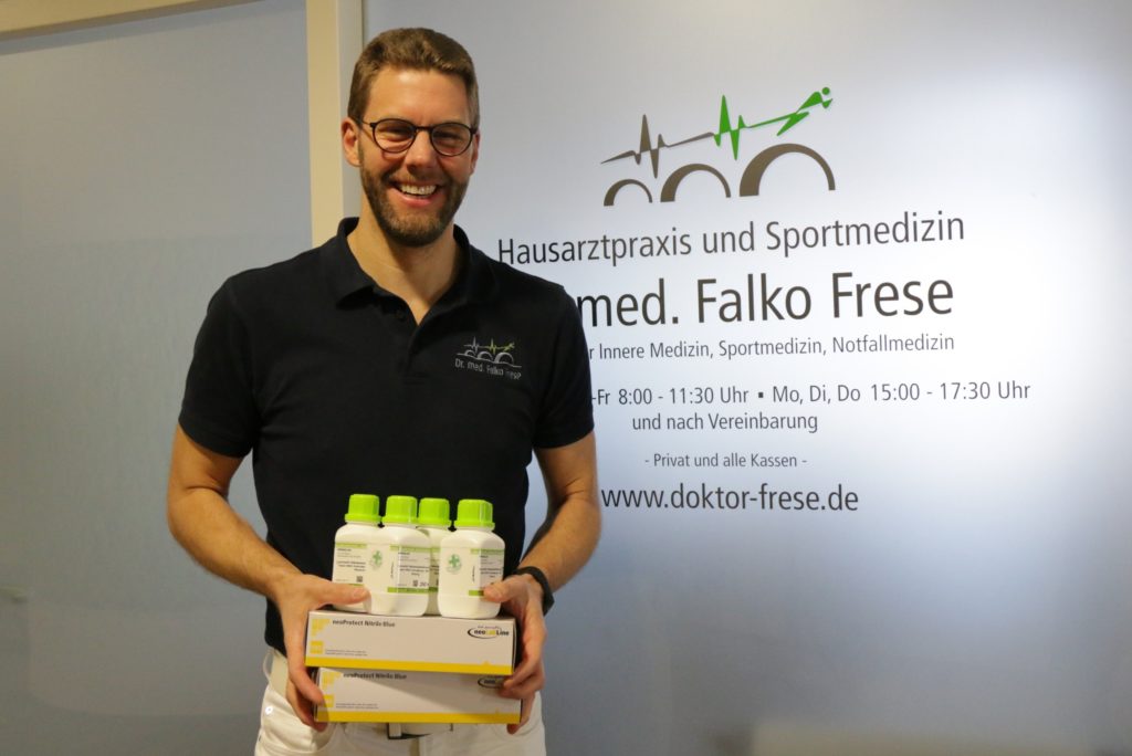 Dr. med. Falko Frese nimmt stellvertretend Desinfektionsmittel und Schutzhandschuhe entgegen (Bildquelle: neoLab Migge)