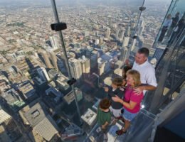 So wie diese Familie sah einst Batman vom Willis Tower auf Chicago hinab. (Bildquelle: Skydeck Chicago)
