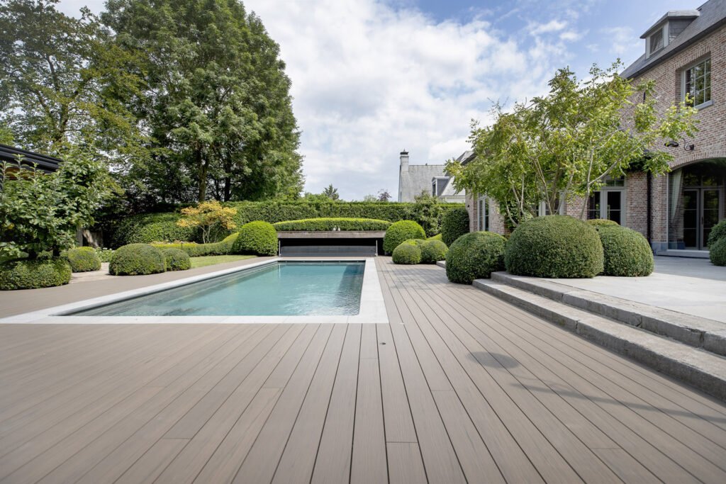 Mit einem Pool im eigenen Garten kann man sich ein dauerhaftes Urlaubsfeeling nach Hause holen.