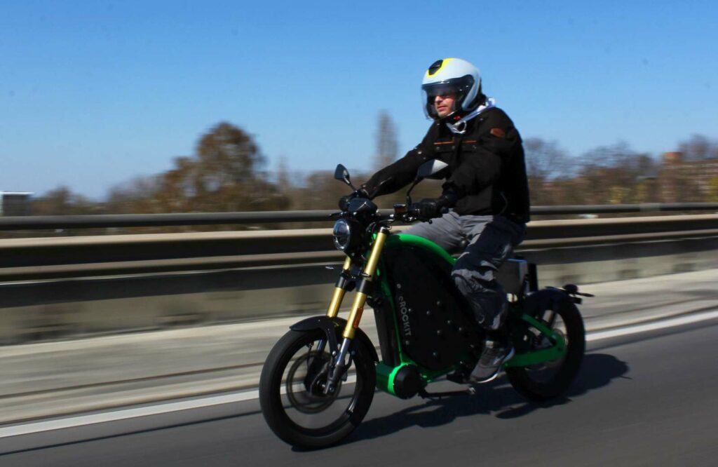 Sebastian "Satu" Kopke mit dem Elektromotorrad eROCKIT auf der Autobahn.