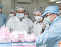Präsidentin Tsai Ing-wen_Chirurgenmasken-Produktionsstätte in Taoyuan. (Foto mit freundlicher Genehmigung des Präsidialamtes)