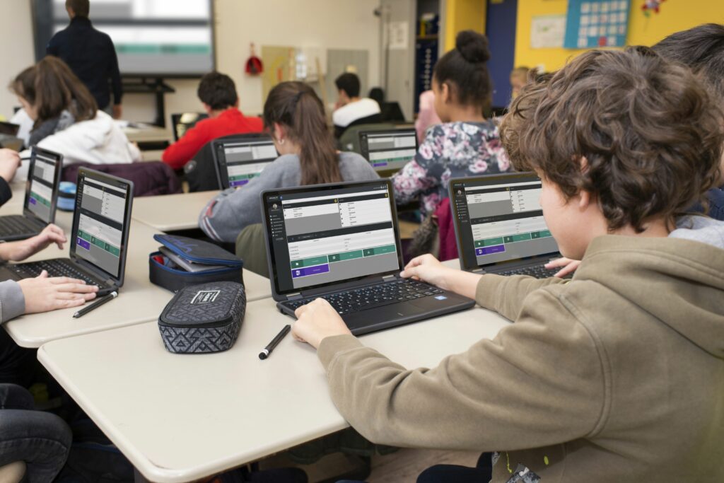 Schüler und Schülerinnen des Ritzefeld-Gymnasiums im digitalen Unterricht vor der Corona-Krise