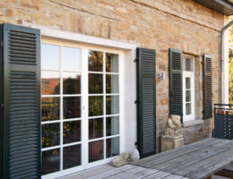 Das hat Flair: Landhausfenster aus Holz mit Sprossen und Läden. (Bildquelle: Bröcking Fenster/Bundesverband ProHolzfenster)