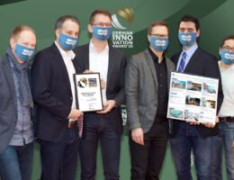 Das stolze Gewinner-Team vor der Digital-Photo-Wall des German Innovation Award