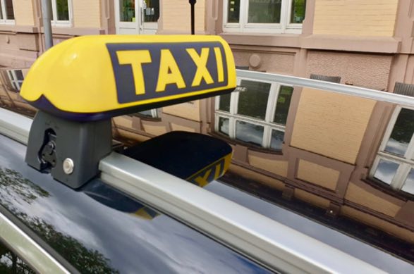 Urlaub im Schwarzwald. Taxi in Baden-Baden stellt sich auf Ansturm ein.