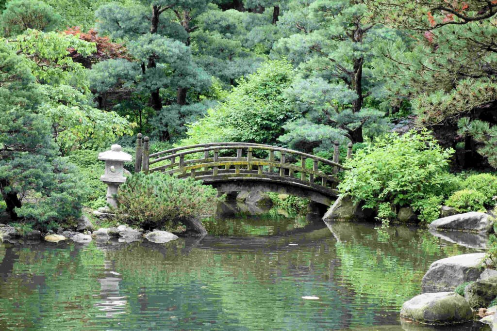 Idylle in perfekter Harmonie: kleine Brücke in Anderson Japanese Gardens in Rockford.