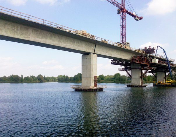 Prominentes Beispiel für die Leistungsfähigkeit des CEM II/B-M (S-LL) ist die Saale-Elstertalbrücke. (Bildquelle: OPTERRA)