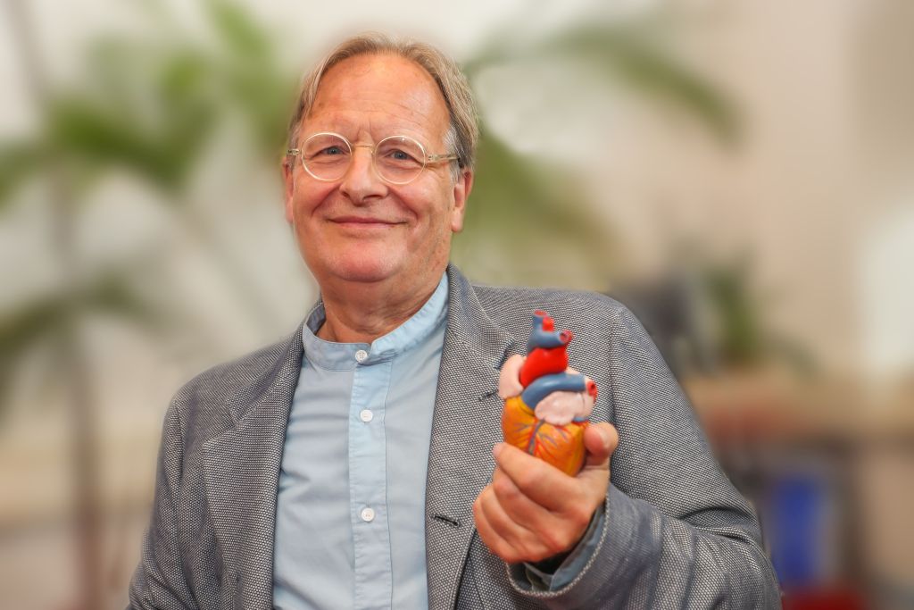 Prof. Dietrich Grönemeyer mit einem Modell des Herzens