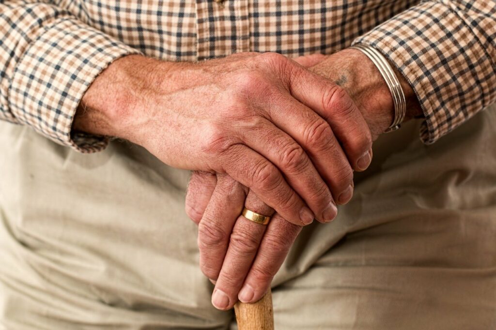Treppenlifte helfen Senioren ( Foto: Pixabay)