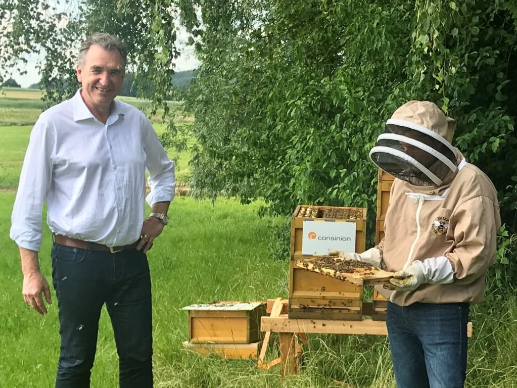 Joachim Lang mit seinen neuen Arbeiterinnen: consinion investiert in den Umwelt- und Naturschutz