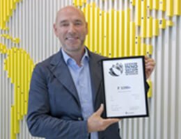 Sven Kuntschmann nimmt den German Innovation Award 2020 für den Fensterantrieb GEZE F 1200+ entgegen (Bildquelle: GEZE GmbH)