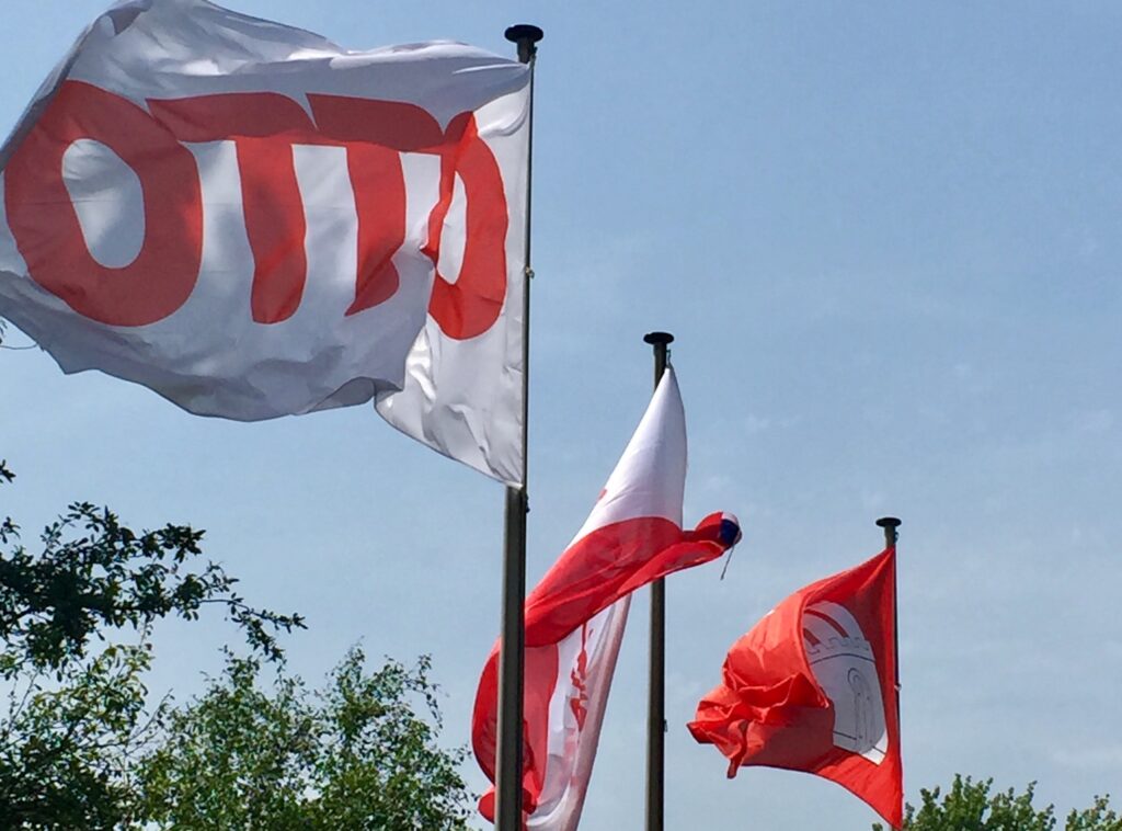 Der Schein trügt. Stolze Flaggen vor der Otto-Konzernzentrale in Hamburg-Bramfeld. (Bildquelle: @Thomas Keup