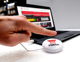 Mit dem USB-Smart-Button können Nutzer die Online-Batteriesuche von GS YUASA einfach starten.