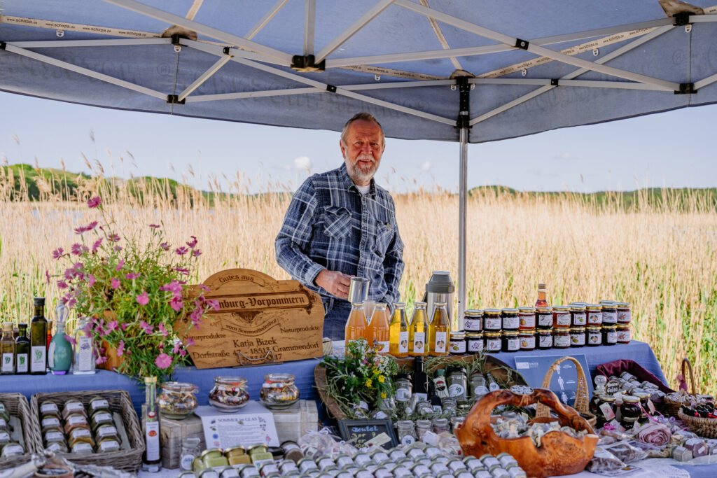 Der Markt am Schmachter See bietet saisonale Pflanzen und Lebensmittel regionaler Händler