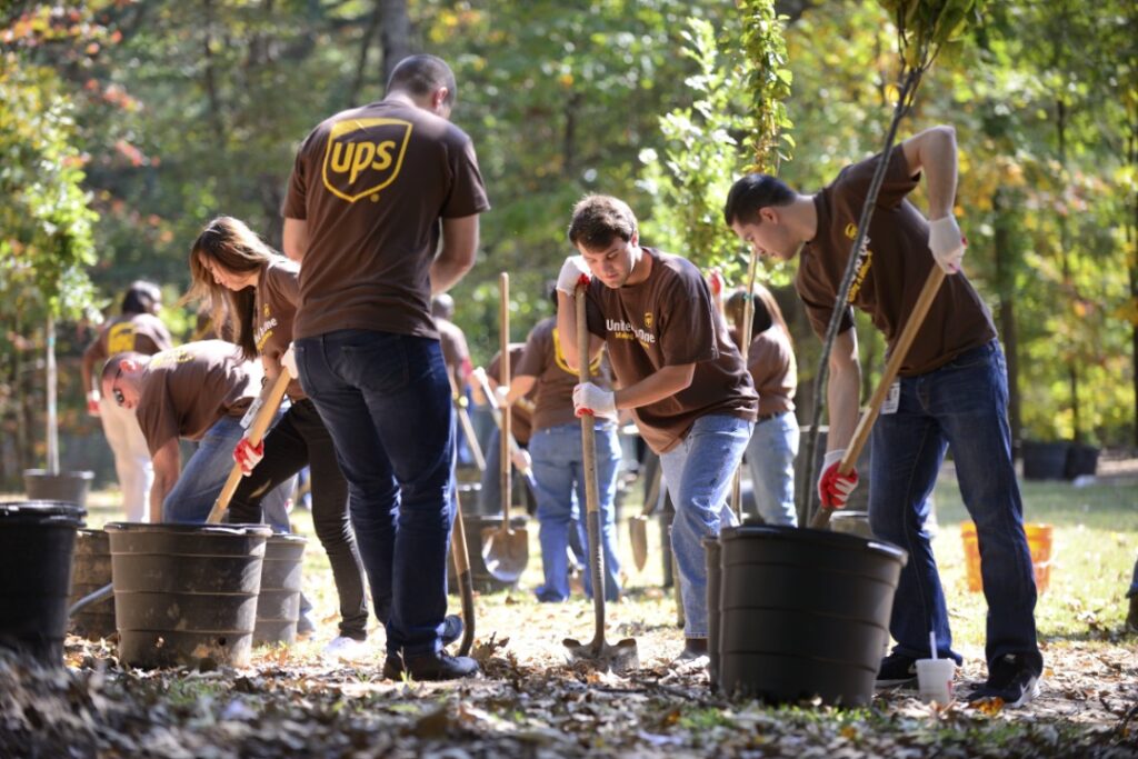 Baumpflanzaktion von UPS Mitarbeitern (c) UPS