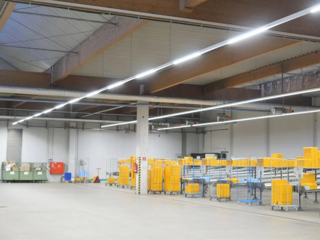 Vorteil LED: Eine bessere Ausleuchtung der Warenlager mit zugleich weniger Energieaufwand für Lichtstrom und Klimatisierung.