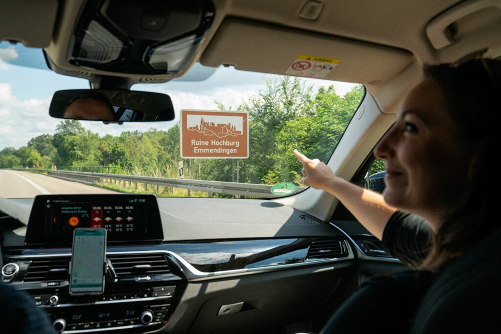 Der Erlebnisguide erzählt bereits während der Fahrt Wissenswertes und Interessantes zu den braunen Tafeln an der Autobahn.
