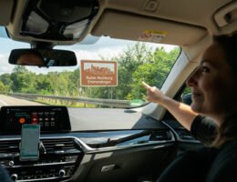 Der Erlebnisguide erzählt bereits während der Fahrt Wissenswertes und Interessantes zu den braunen Tafeln an der Autobahn.