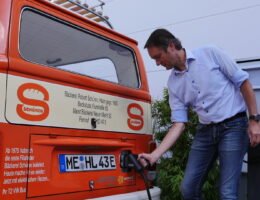 Im Sommer fahren die E-Fahrzeuge der Bäckerei Schüren zu 90 Prozent mit Solarstrom (Bildquelle: Foto Planungsbuero Koenzen / Uwe Koenzen)